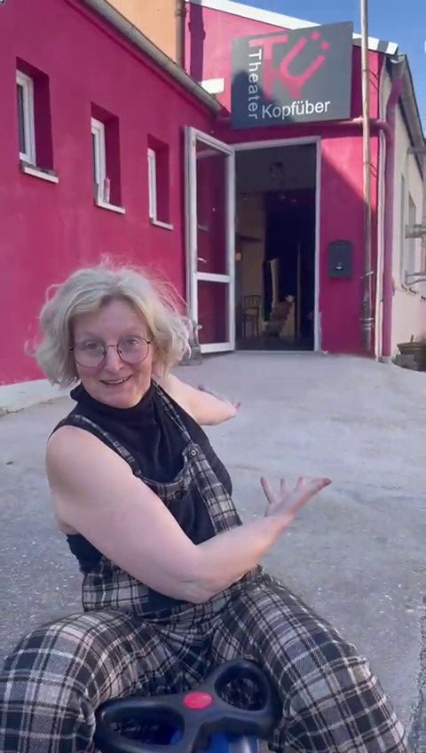 Claudia Vor Rampe Am Eingang